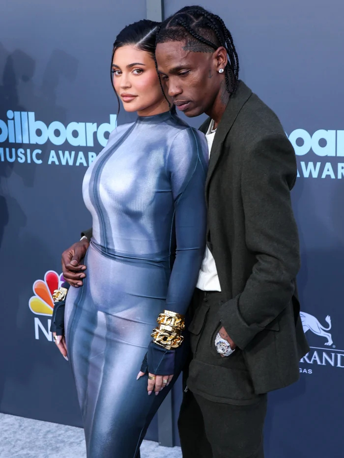 Travis Scott reage à ex-namorada Kylie Jenner's Kylie Cosmetics Shoot After Split: 'A Beauty'