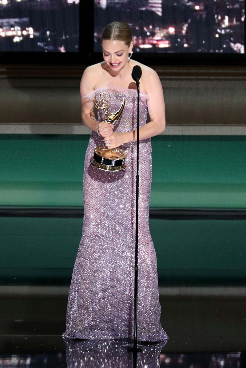   emmys 2022 Amanda Seyfried agradece seus filhos e cachorro após ganhar o prêmio Emmy