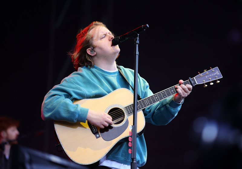  Cantor Lewis Capaldi foi diagnosticado com Tourette's Syndrome