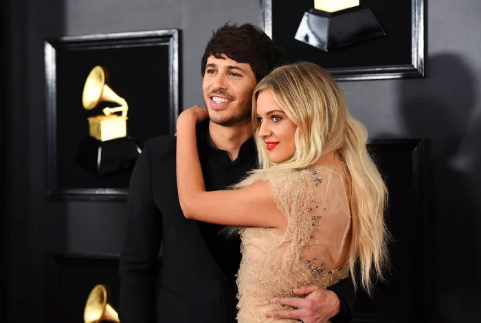   Kelsea Ballerini pondera se Morgan Evans a usou para a carreira 3