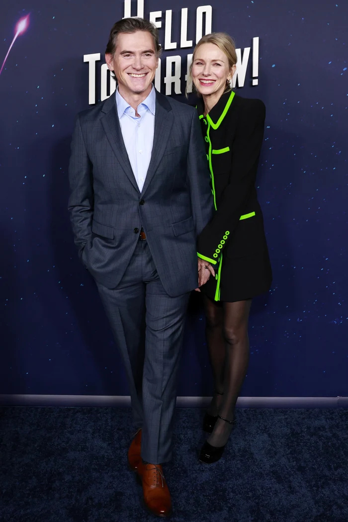 Naomi Watts e o parceiro Billy Crudup usam anéis iguais e confirmam especulações de casamento