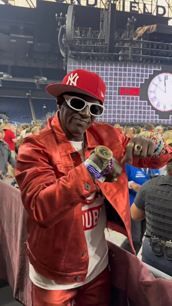   Trazendo o sabor para Detroit! Flavor Flav participa do 'Eras' de Taylor