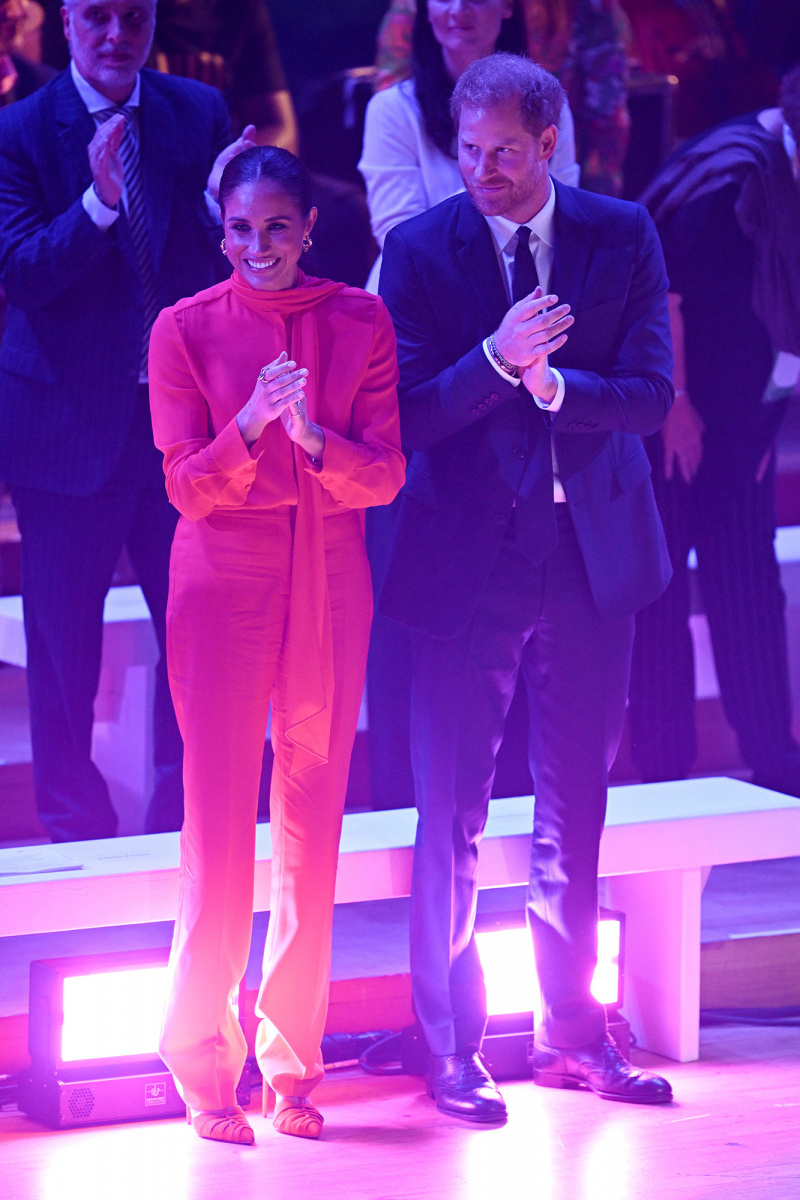 Meghan Markle e príncipe Harry voltam ao Reino Unido para evento beneficente