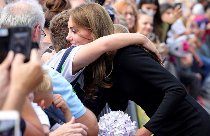 Como Meghan e Kate quebraram o protocolo real ao cumprimentar a rainha's Mourners