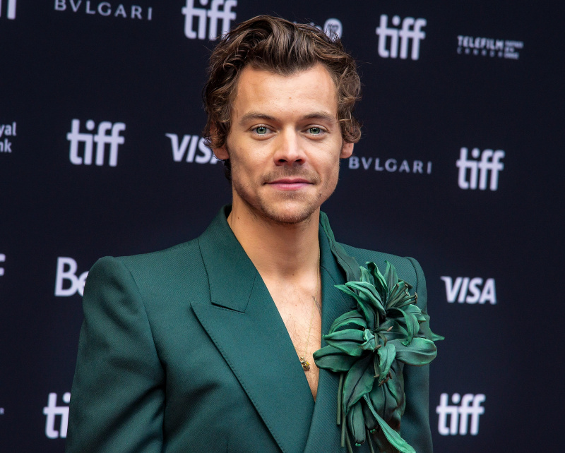 Harry Styles explode em um cânone e anda na corda bamba no novo videoclipe de Daylight com tema de circo