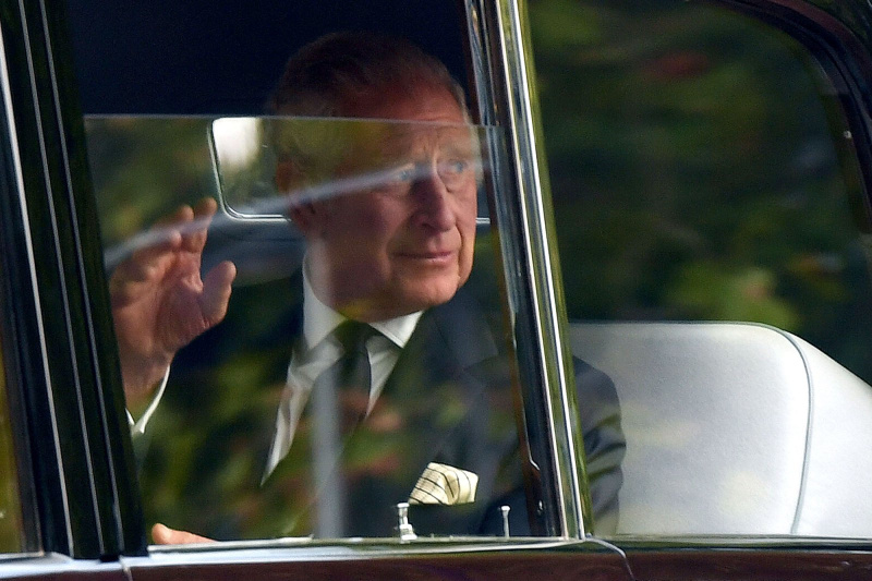 Rei Charles acena para os enlutados antes da procissão da rainha Elizabeth II