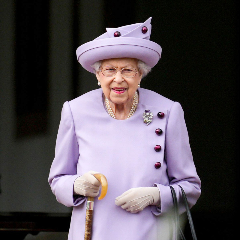 Rei Charles acena para os enlutados antes da procissão da rainha Elizabeth II 8