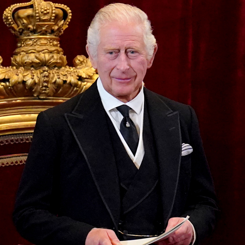 Rei Charles se muda para o Palácio de Buckingham e avisa sua equipe sobre possível demissão