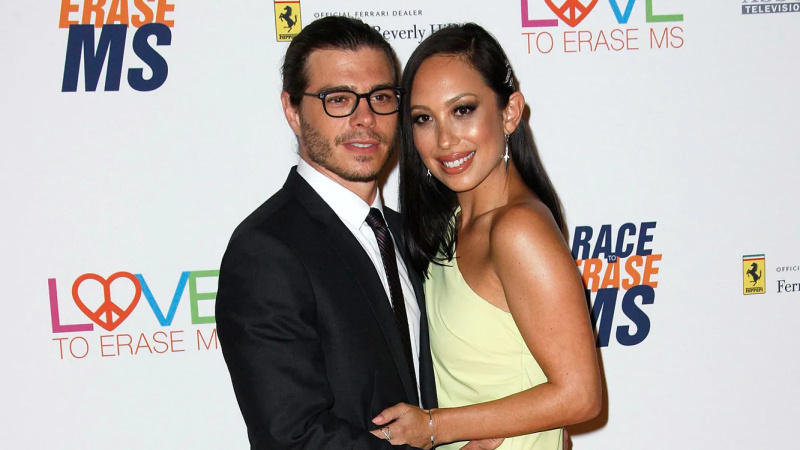 Cheryl Burke brinca com seus 2 cachorros em meio ao drama de custódia de animais de estimação com o ex Matthew Lawrence 2