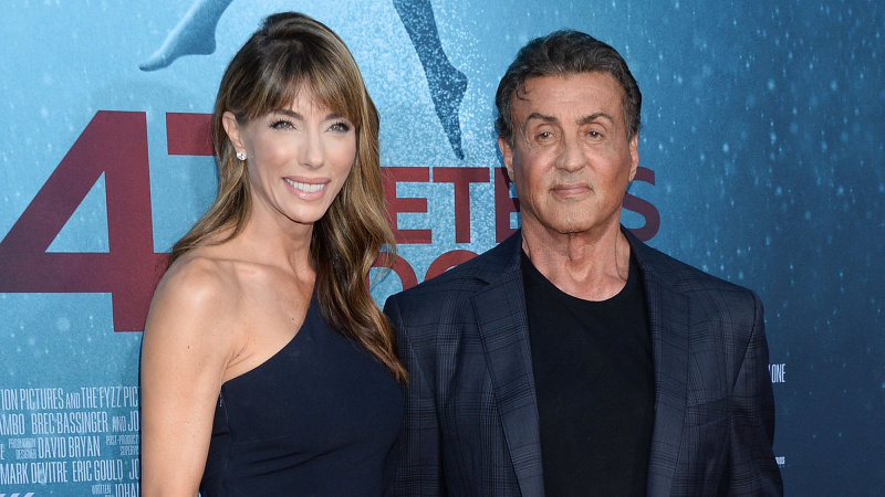   Sylvester Stallone encobriu a tatuagem de Jennifer Flavin antes de se separar enquanto ela publica uma mensagem enigmática sobre ela'Priority