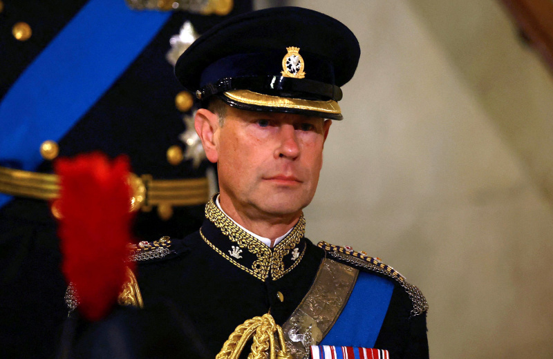 Charles, Anne, Andrew e Edward homenageiam a rainha Elizabeth na vigília de Westminster
