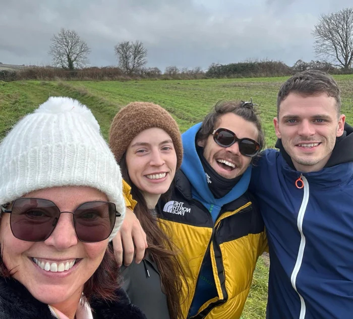   Arry Styles comemora as férias com sua mãe e irmã depois que Olivia Wilde dividiu o casaco amarelo