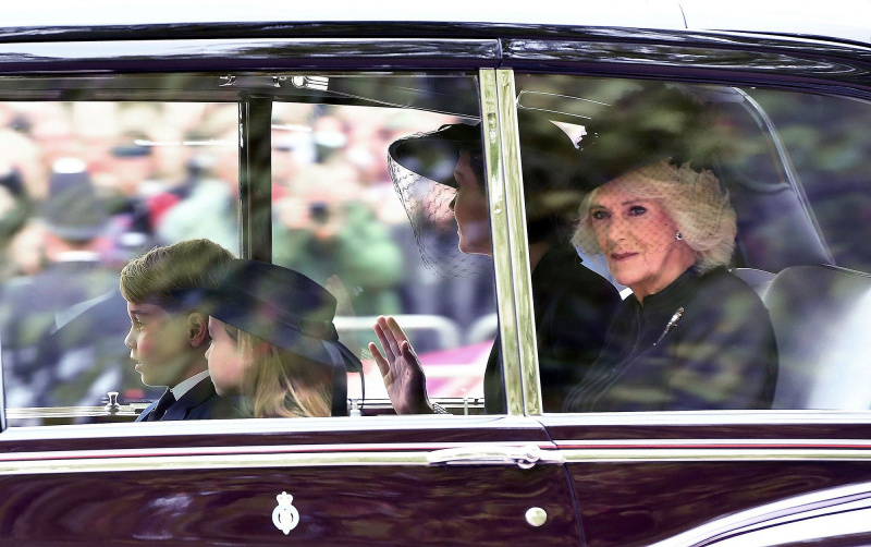 Rainha Camilla e princesa Kate chegam com filhos à rainha Elizabeth II's Funeral 7