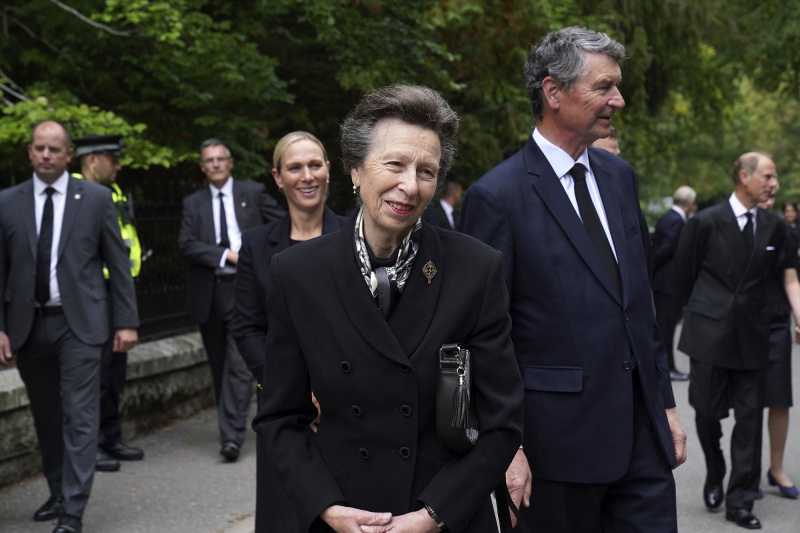 Princesa Anne, Príncipe Andrew e Rainha Elizabeth II's Grandchildren Visit Balmoral Tribute: Photos