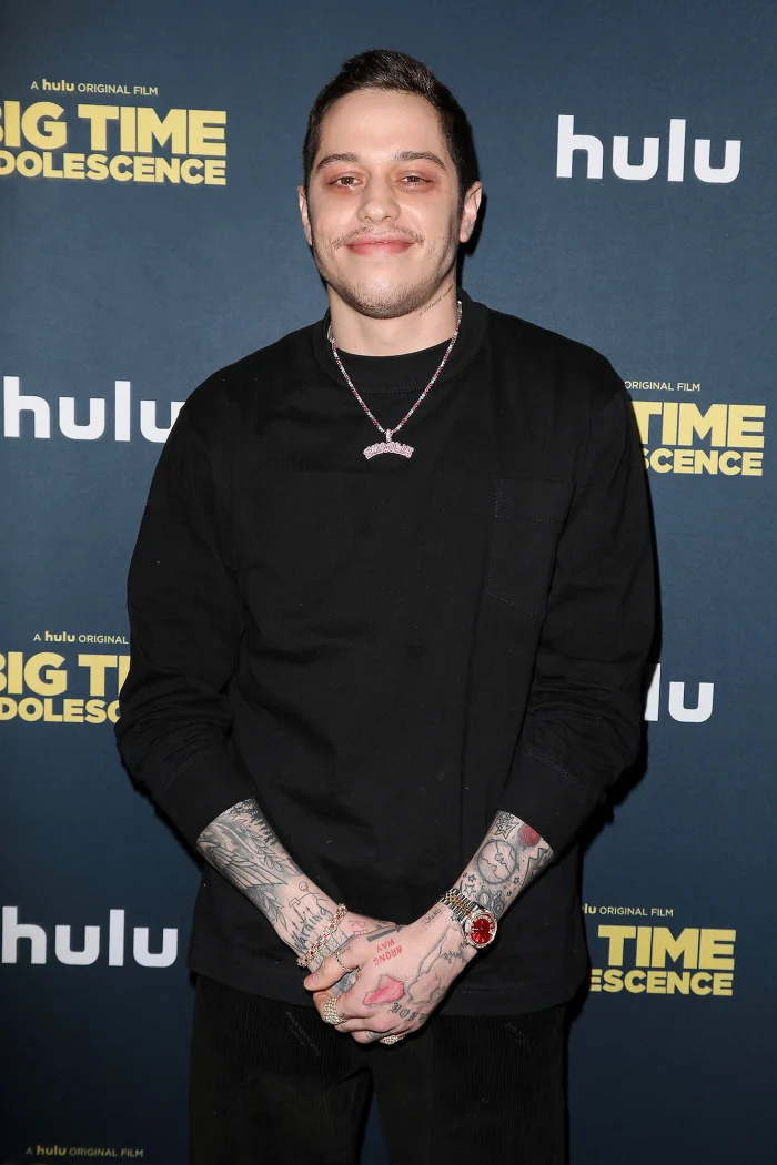 Pete Davidson revela que removeu suas tatuagens de Kim Kardashian durante um PDA Beach Outing com Chase Sui Wonders - 230