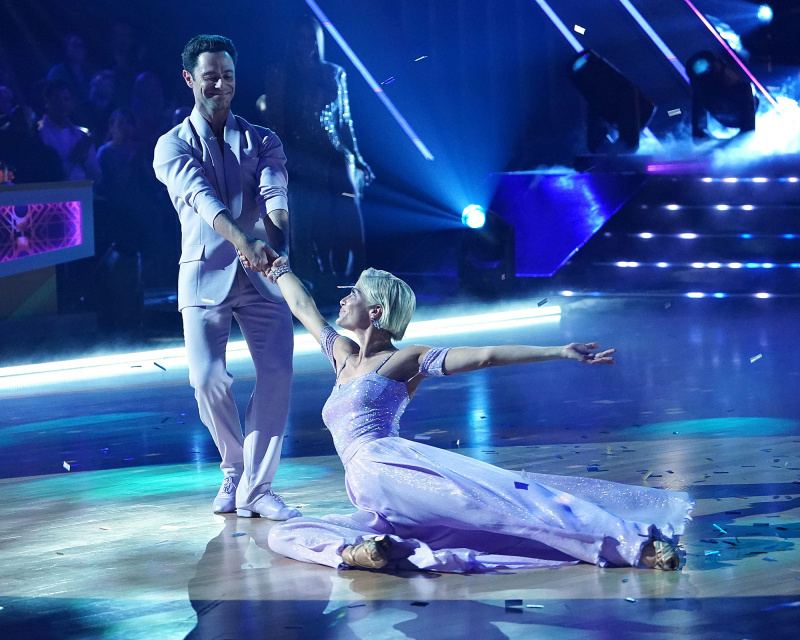   Emma Slater emocionada assistindo Selma Blair Sasha Farber DWTS dançando com as estrelas 3
