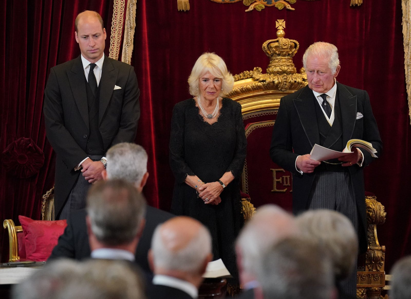   Príncipe William, rainha consorte Camilla presentes como rei Charles III oficialmente declarado monarca