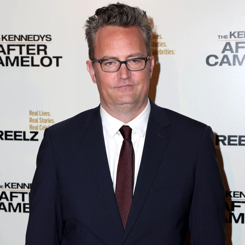   Galeria: Matthew Perry sentiu-se 'desamável' antes da separação de Julia Roberts, detalha o vício em OyxContin, fim de 'Friends' e mais memórias