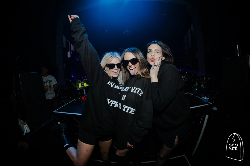   Ariana Madix festeja com Katie Maloney e Scheana Shay no Emo Nite: 'Novo grupo feminino favorito'