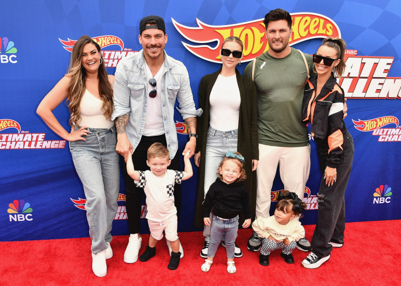 Estrelas de 'Vanderpump Rules' caminham pelo tapete vermelho do Hot Wheels Ultimate Challenge com seus filhos: fotos