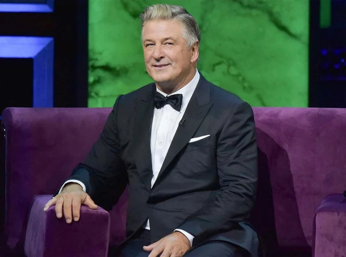 Alec Baldwin retorna às mídias sociais com foto doce do filho após acusações de homicídio culposo por 'Rust'