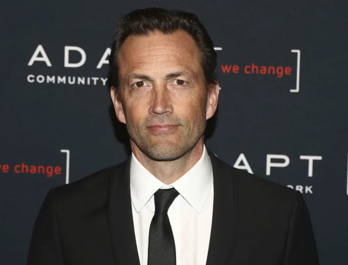   Filho de Andrew Shue compartilha foto de família sem Amy Robach em meio'GMA3' Scandal With T.J. Holmes black tie