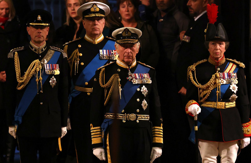 Charles, Anne, Andrew e Edward homenageiam a rainha Elizabeth na vigília de Westminster