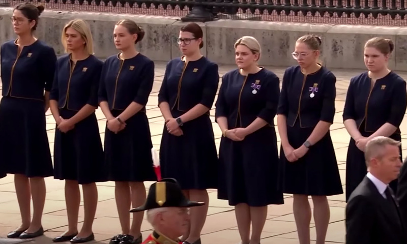 rainha Elizabeth's Staff Line Up to Watch Procession Pass Buckingham Palace