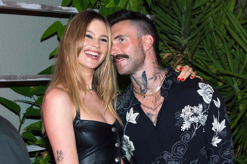Behati Prinsloo apoia Adam Levine no 1º show do Maroon 5 desde o escândalo de traição: relatórios