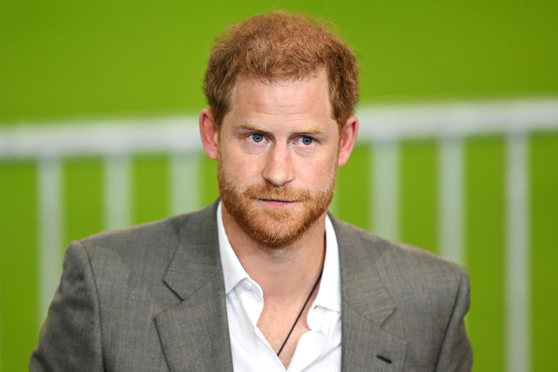 Príncipe Harry é visto a caminho da rainha Elizabeth II's Side 2
