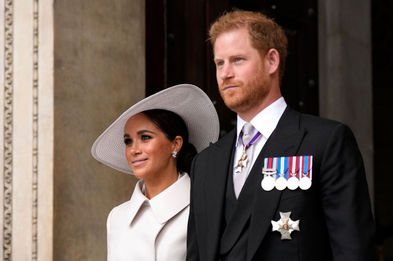 Príncipe Harry é visto a caminho da rainha Elizabeth II's Side 4
