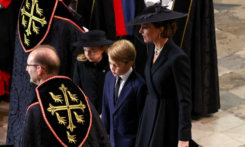 Príncipe William e princesa Kate caminham com seus filhos no Queen Elizabeth's Funeral
