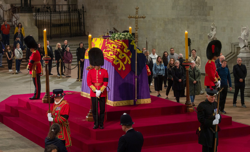 Guarda do Palácio desmaia em frente à Rainha Elizabeth II's Coffin