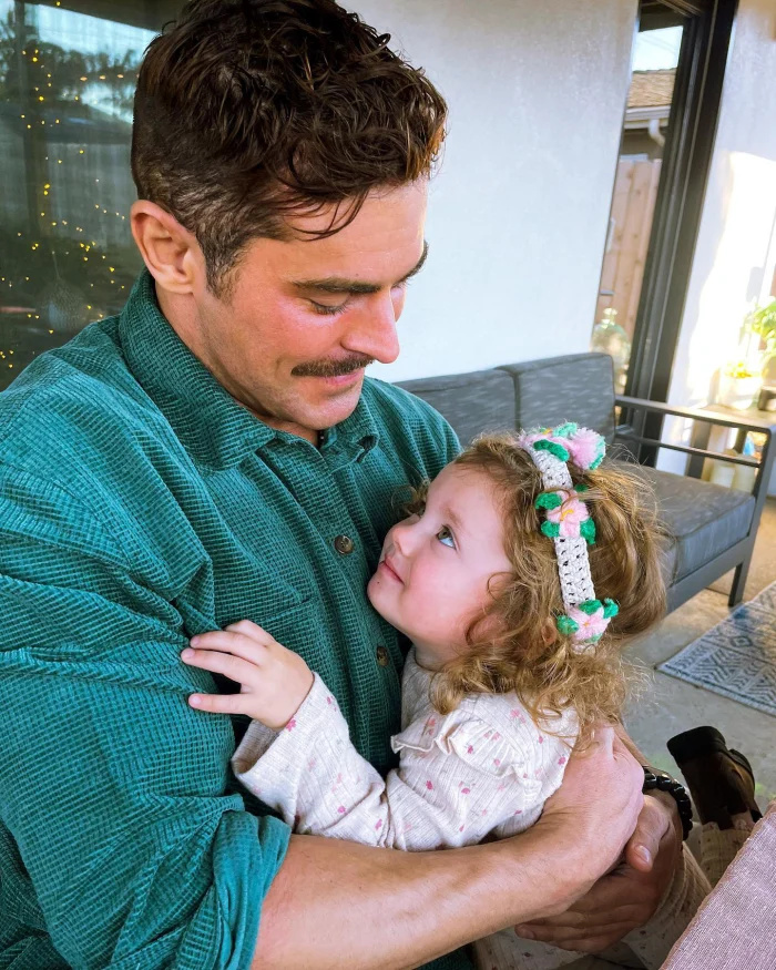 Zac Efron se abraça com sua irmãzinha Olivia no aniversário dela: veja as fotos