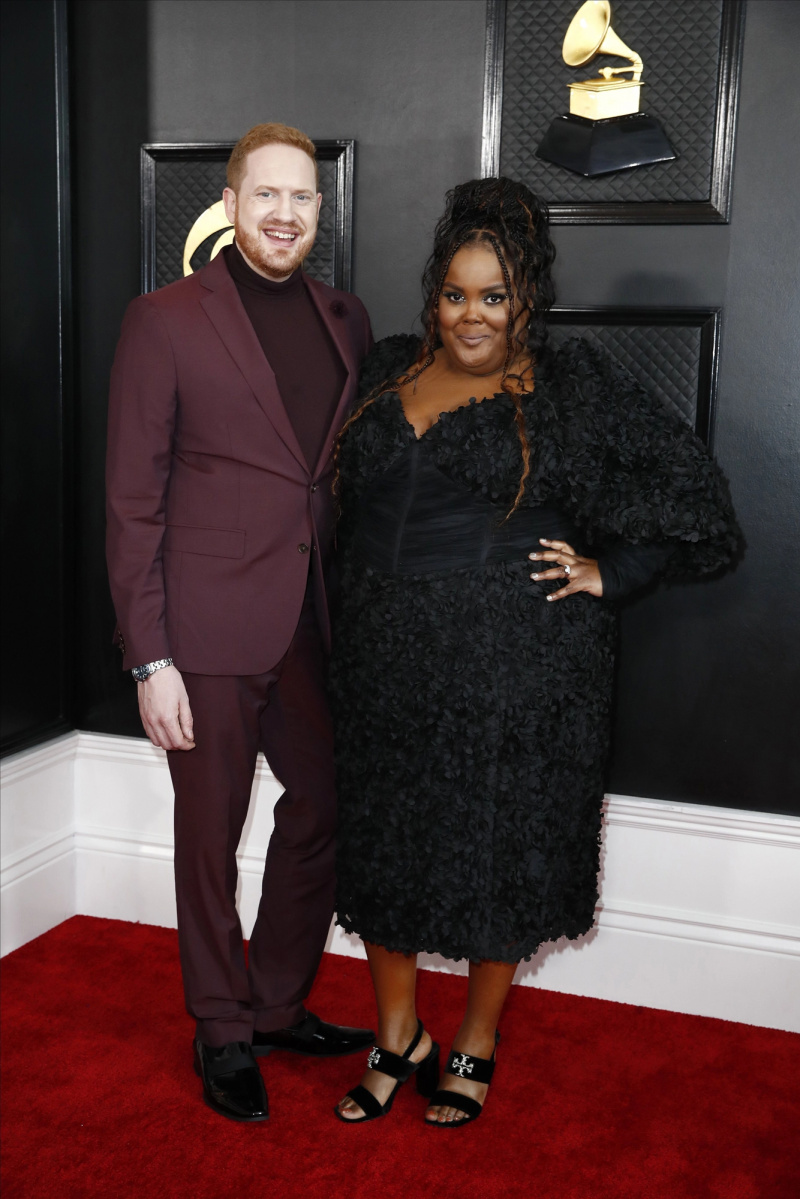   Danielle Pinnock renova votos com o marido 10 anos após o casamento