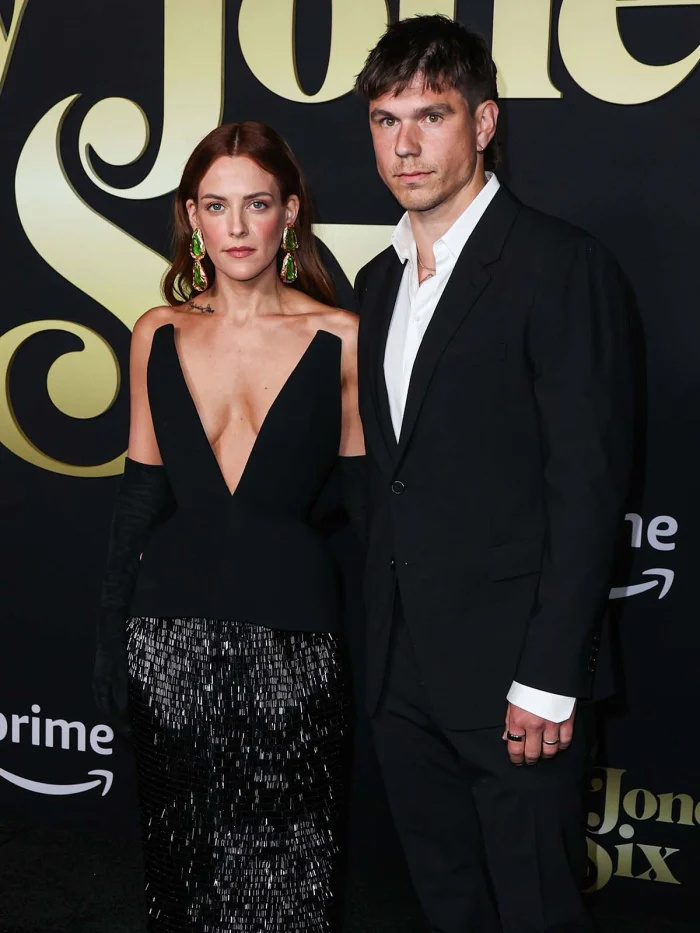 Por que Riley Keough e o marido Ben Smith-Petersen decidiram manter o nascimento de sua filha em segredo