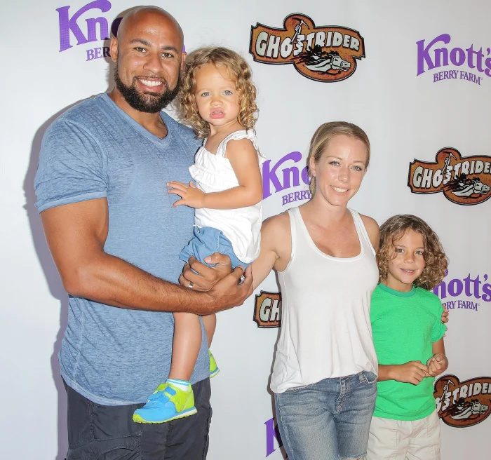   Kendra-Wilkinson-diz-seu-namoro-a-vida-é--inexistente---liga para o ex-Hank-Baskett--o-maior-pai--para-crianças -490