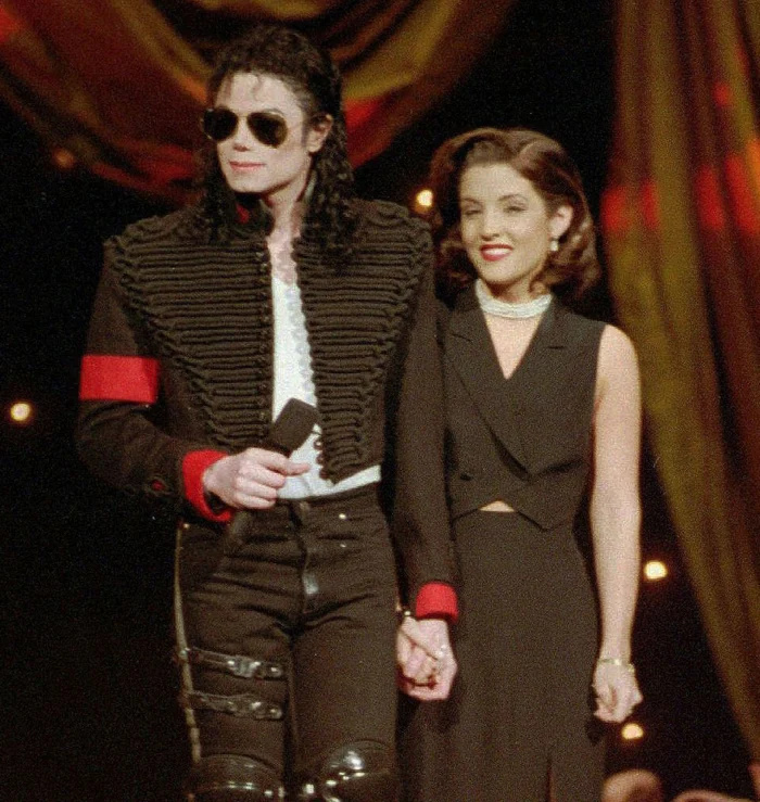   aToya Jackson reflete sobre Lisa Marie Presley's Love for Ex Michael Jackson in Emotional Tribute 1994