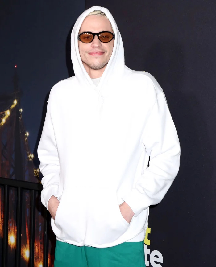   Pete Davidson flagrado com Costars Chase Sui Wonders e Rachel Sennott no jogo de hóquei em meio a Emily Ratajkowski Romance moletom branco