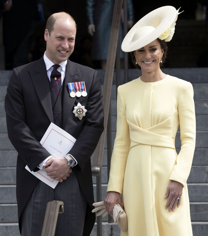 Kate Middleton e príncipe William levam o príncipe George, a princesa Charlotte e o príncipe Louis para a escola em uniformes combinando