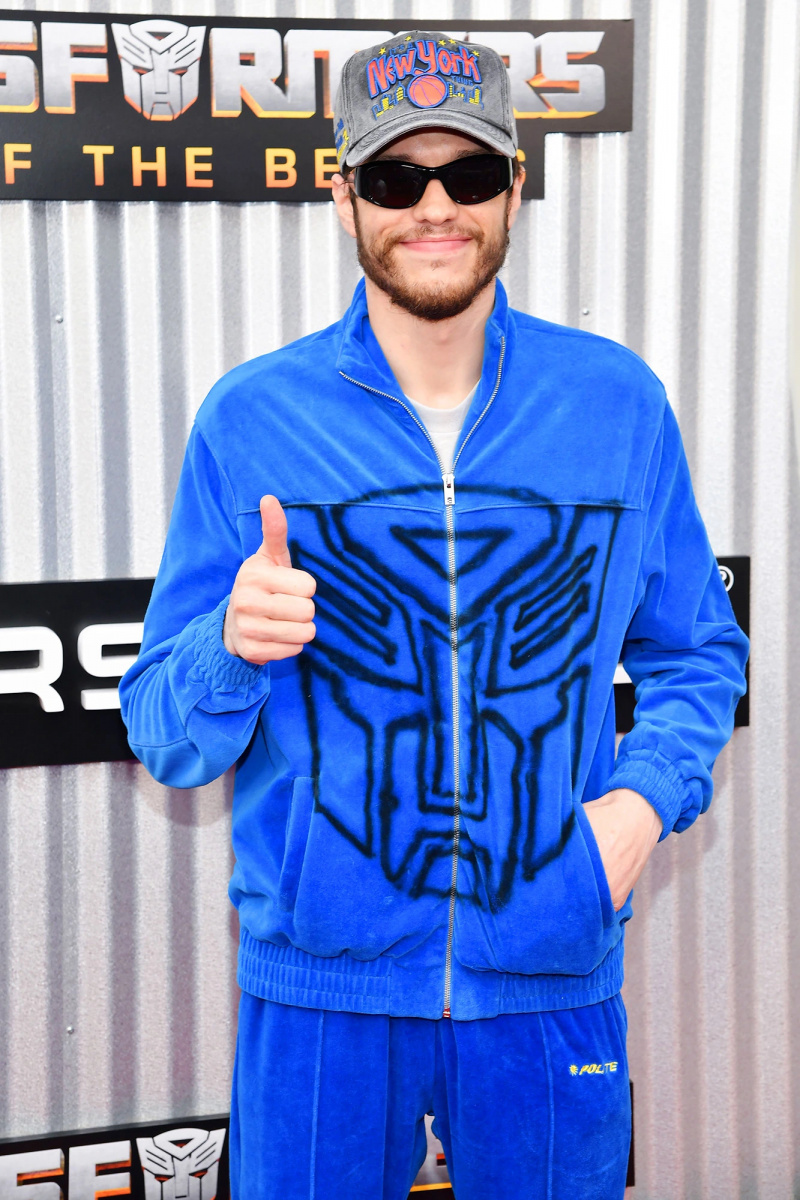   Destaque Pete Davidson veste agasalho de veludo