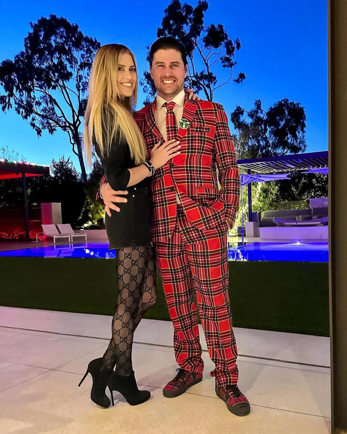 Christina Hall e o marido Josh Hall estão em seu 'próprio mundo' em uma escapadela romântica: foto