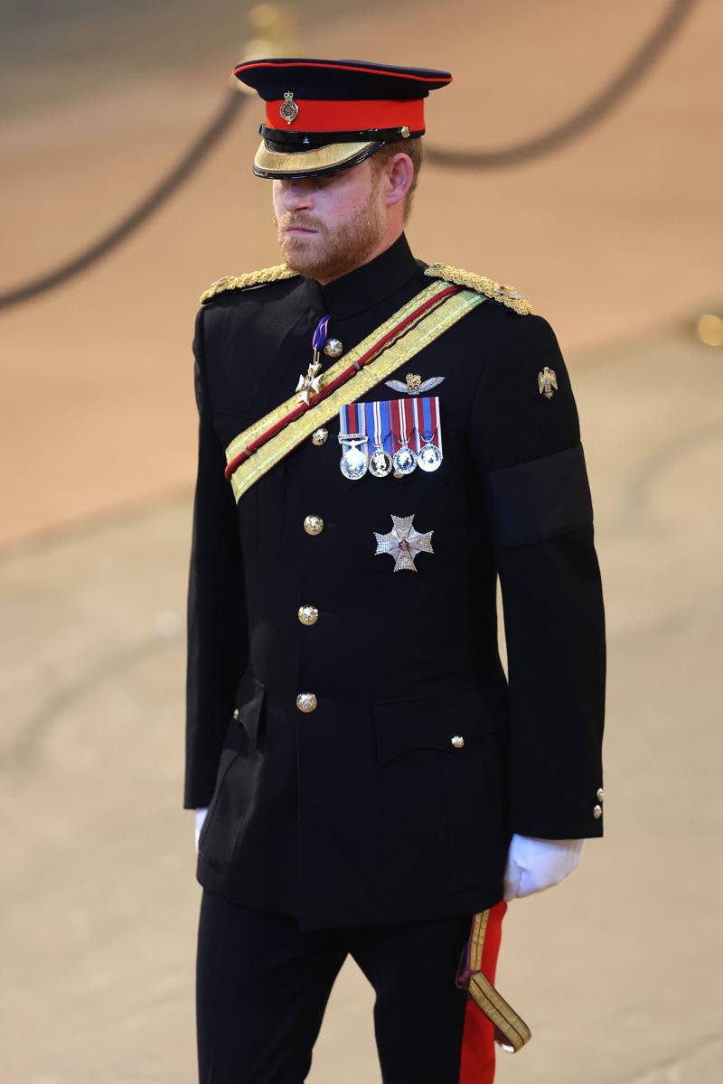 Príncipe Harry usa uniforme militar pela 1ª vez desde que deixou o cargo de Sênior Real na Rainha Elizabeth II's Vigil