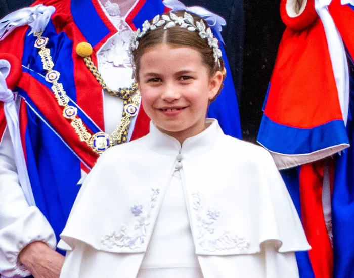 Princesa Charlotte faz reverência ao rei Charles III ao lado da princesa Kate e do príncipe George no concerto de coroação