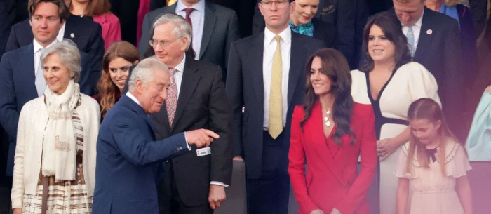  Princesa Charlotte faz reverência ao rei Charles III ao lado da princesa Kate e do príncipe George no concerto de coroação