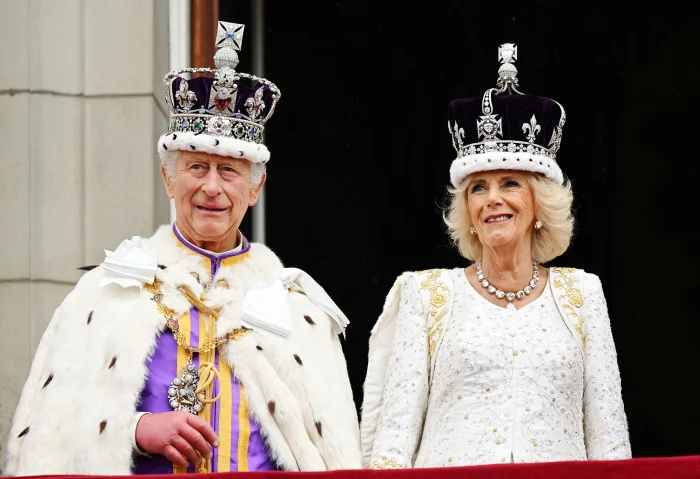   Princesa Charlotte faz reverência ao rei Charles III ao lado da princesa Kate e do príncipe George no show de coroação 3