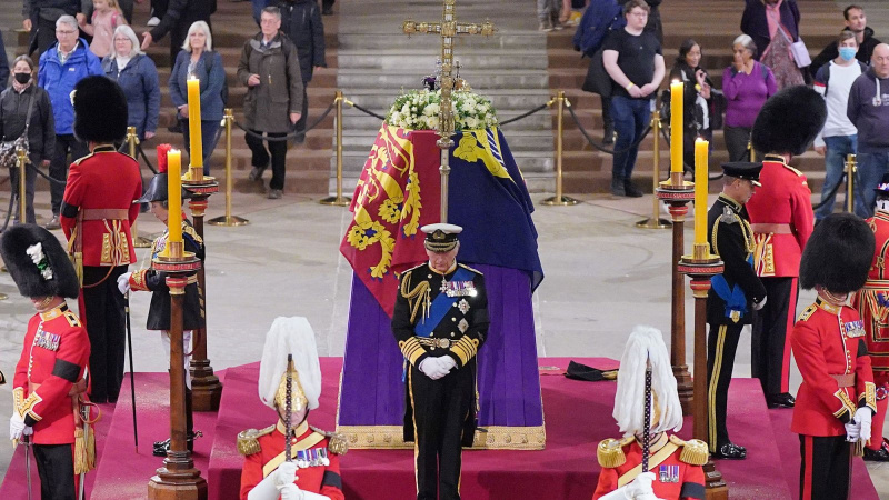 Homem é preso depois de apressar o caixão da rainha Elizabeth II no estado em Westminster Hall: relatórios
