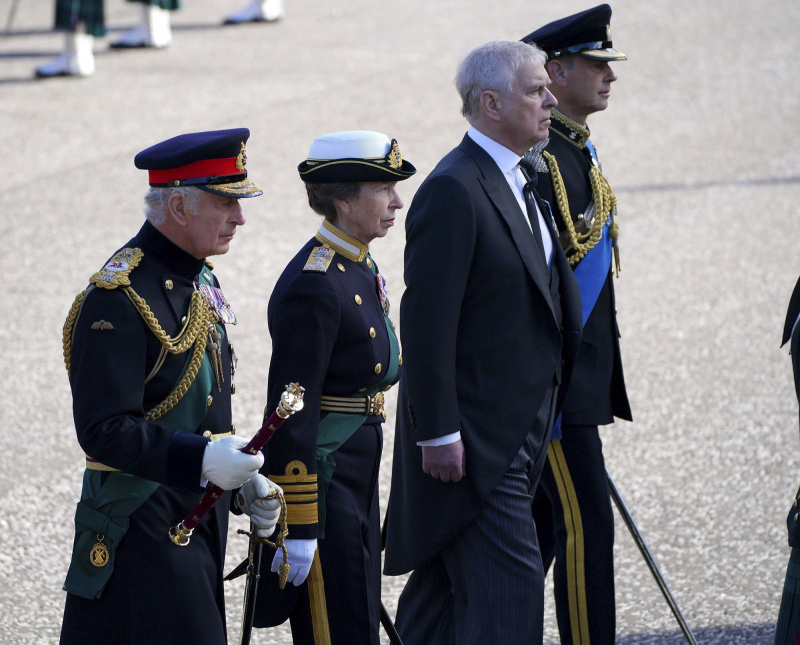 Rainha Elizabeth II's 4 Children Walk Behind Her Coffin in Edinburgh
