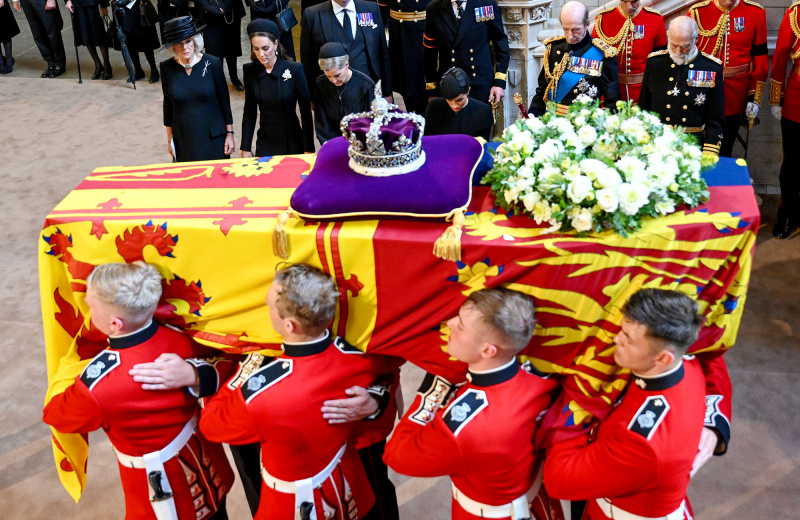 Meghan Markle Curtseys como rainha's Coffin Arrives at Westminster Hall