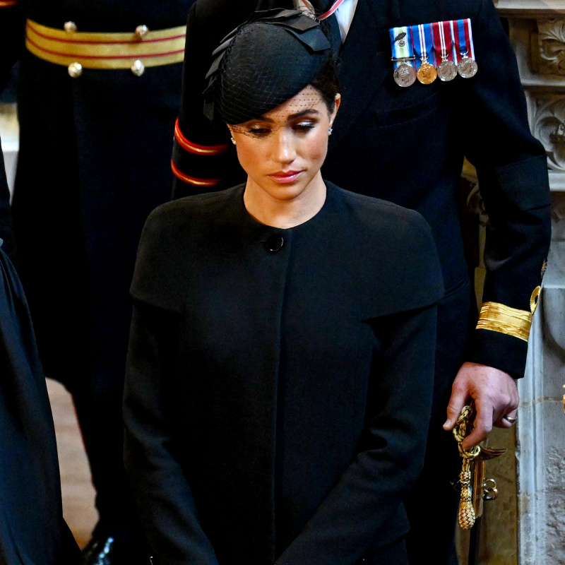 Meghan Markle Curtseys como rainha's Coffin Arrives at Westminster Hall
